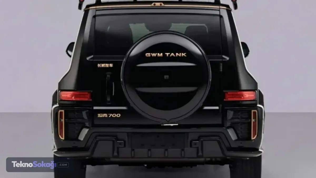 V6 motor seçeneği dikkat çektiYeni Tank 700 LWB için iki farklı güç ünitesi listelendi.İlk seçenekte 2,0 litrelik turbo benzinli motorun görev yaptığı Hi4-Z şarj edilebilir hibrit sistem bulunuyor.248 beygir güç ve 385 Nm tork üreten motor, çift motorlu hibrit mimariyle birlikte çalışıyor. Modelde 59,05 kWh kapasiteli batarya paketi kullanılıyor.Yeni versiyonun WLTC standartlarına göre 190 kilometreye kadar tamamen elektrikli sürüş menzili sunacağı belirtiliyor.İkinci seçenekte ise 3,0 litrelik çift turbolu V6 motor yer alıyor.355 beygir güç üreten bu motor, yeni modelin performans odaklı versiyonunda görev yapacak.