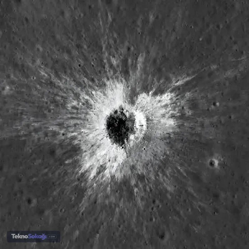 Dünya'dan kimse fark etmedi: NASA, Ay'daki devasa çarpışmayı ortaya çıkardı