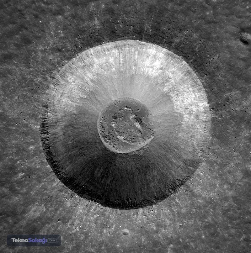 Dünya'dan kimse fark etmedi: NASA, Ay'daki devasa çarpışmayı ortaya çıkardı