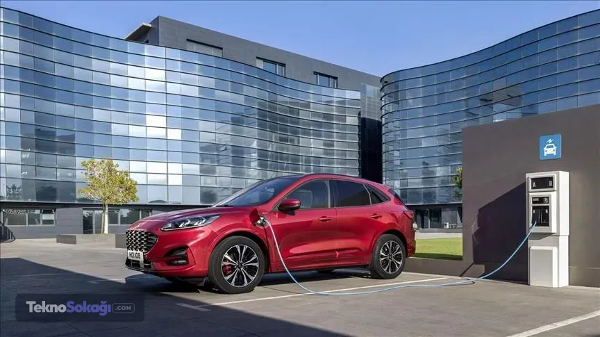 Otomotiv sektöründe elektrikli araçlara geçiş hızlanırken hibrit modeller de içten yanmalı motor ile elektrikli motorun avantajlarını bir araya getiren alternatif olarak öne çıkıyor. Özellikle şehir içindeki yoğun trafikte frenleme sırasında ortaya çıkan enerjinin elektrik enerjisine dönüştürülmesi, yakıt tüketiminin azaltılmasına katkı sağlıyor.