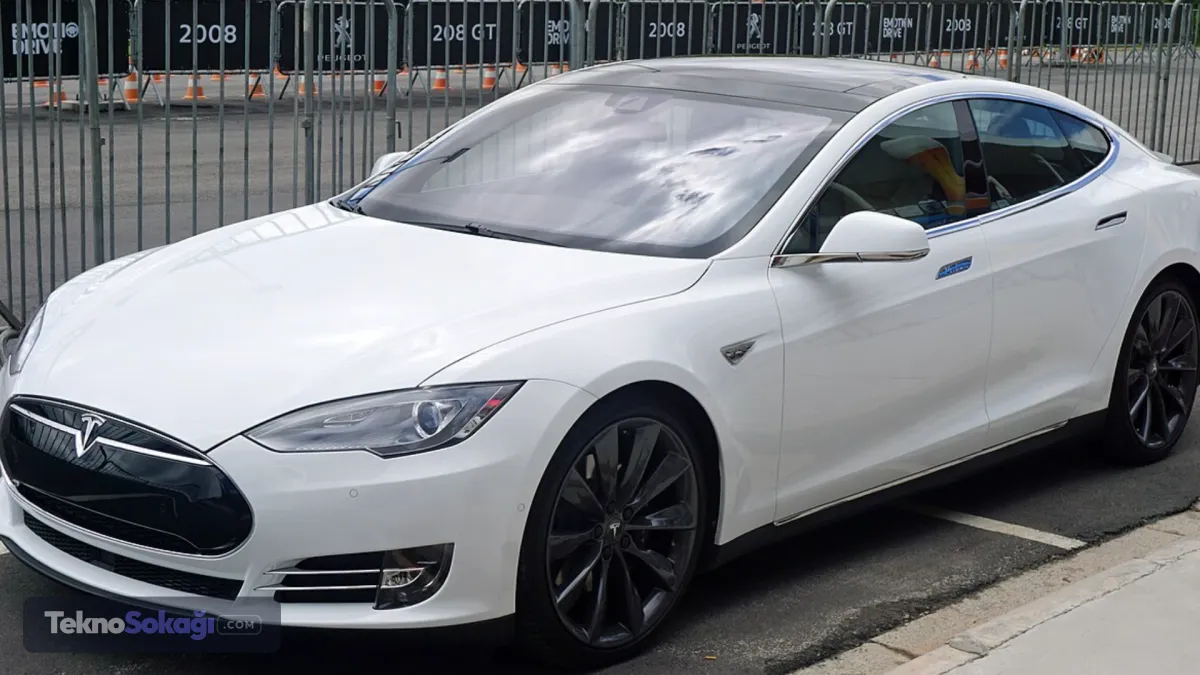 6.Tesla Model S — 744 km