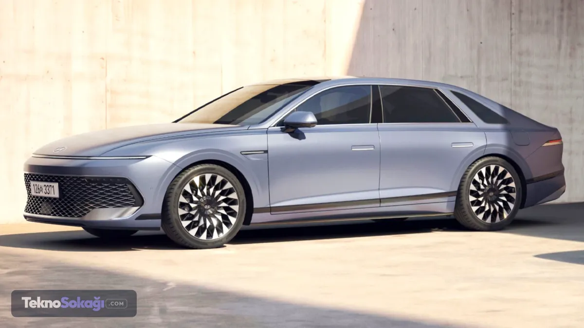 Hyundai, hibrit ürün gamındaki sedan modellerinden Grandeur'u güncelledi. Geniş iç hacmi, zengin donanım seçenekleri ve uzun yol kullanımına yönelik verimlilik verileriyle öne çıkan yeni Grandeur Hybrid, tek depoyla 920 kilometreye kadar ulaşabilen menziliyle dikkat çekiyor. Model, 239 beygirlik hibrit güç sistemi ve dört farklı donanım seçeneğiyle satışa sunuluyor.