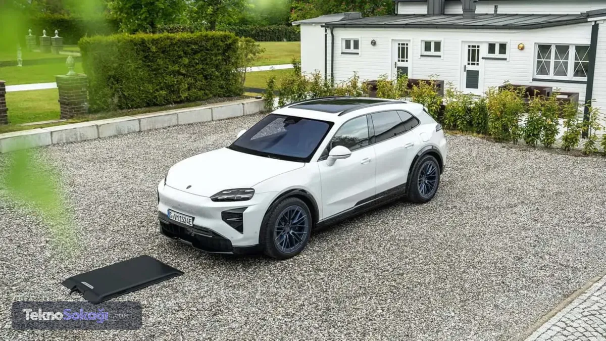 Alman lüks otomobil üreticisi Porsche, piyasadaki ilk yılını doldurmadan tamamen elektrikli Cayenne Electric modelini 2027 model yılı yenilikleriyle güncelledi. Stuttgart merkezli marka, lüks SUV sınıfındaki temsilcisine otomatik açılıp kapanan elektrikli kapılar, kablosuz şarj istasyonu ve gelişmiş kabin konforu donanımları ekledi.