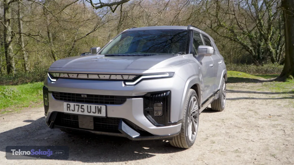 Hibrit sistem 300 Nm elektrikli tork üretiyorActyon Hybrid'in güç ünitesinde 1,5 litrelik turbo benzinli motor, e-DHT hibrit şanzıman, iki elektrik motoru ve 1,83 kWh kapasiteli batarya bulunuyor.İçten yanmalı motor 221 Nm tork üretirken ana çekiş görevini üstlenen elektrik motoru 300 Nm tork sağlıyor. Düşük hızlarda sürüş ağırlıklı olarak elektrik motoru üzerinden gerçekleştiriliyor. Daha yüksek hızlarda veya daha fazla güç gerektiğinde benzinli motor sisteme dahil oluyor.