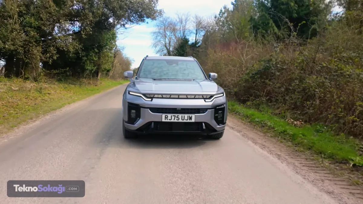 Karma tüketim 6,67 litreKGM Actyon Hybrid'in resmi verilere göre karma yakıt tüketimi 100 kilometrede 6,67 litre olarak açıklanıyor.Şehir içi kullanımda bu değer 100 kilometrede 6,41 litreye kadar düşerken otoyol tüketimi 7,04 litre seviyesinde bulunuyor. Şehir içi ve otoyol değerleri arasındaki farkın sınırlı olması, hibrit sistemin farklı sürüş koşullarındaki enerji yönetimini öne çıkarıyor.
