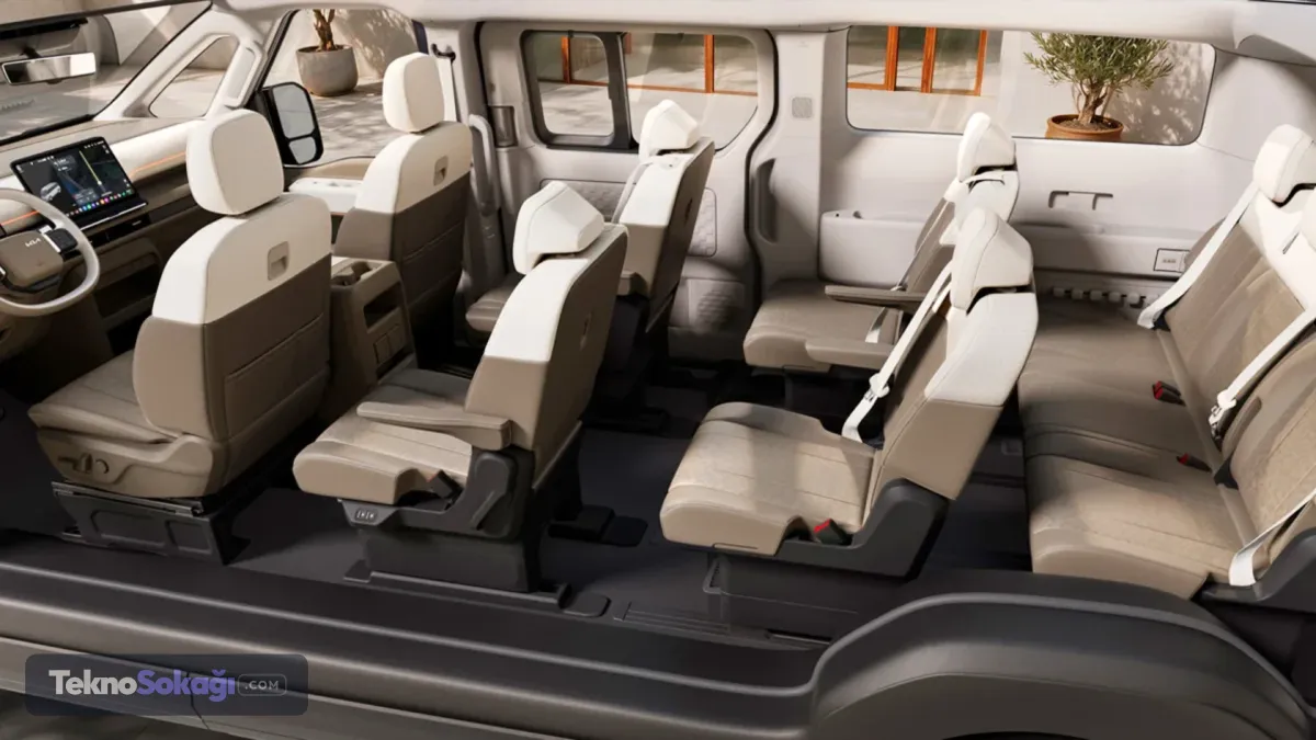11 kişiye kadar yolcu taşıyabiliyorYolcu taşımacılığı için geliştirilen PV7 Passenger ise yedi, dokuz ve 11 koltuklu seçeneklerle sunuluyor.Yedi koltuklu versiyonda raylı ve kolay sökülebilen koltuklar sayesinde kabin kısa sürede yük taşımaya uygun hale getirilebiliyor. Düz zemin yapısı da farklı kullanım senaryolarına uyum sağlıyor.V2L özelliği sayesinde araçtaki elektrik, dışarıdaki cihaz ve ekipmanlara aktarılabiliyor. Bu özellik özellikle şantiye çalışmalarında elektrikli ekipmanların çalıştırılması veya açık hava etkinliklerinde enerji kaynağı olarak kullanılabiliyor.