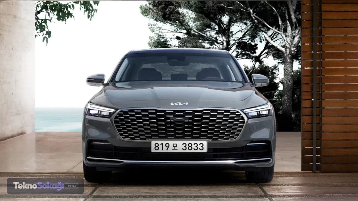 Güney Koreli otomotiv üreticisi Kia, lüks sedan segmentindeki amiral gemisi K9'un 2026 modelini satışta tutmayı sürdürüyor. İki farklı V6 motor seçeneğiyle sunulan büyük sedan, geniş gövdesi ve donanımlarıyla öne çıkarken SUV modellere yönelen tüketici ilgisi satışlara olumsuz yansıyor.Kia K9'un Güney Kore'deki geleceği de bu nedenle tartışma konusu haline geldi. Sektör kaynakları, modelin 2026 yılının sonunda doğrudan bir halef hazırlanmadan üretimden kaldırılabileceğini belirtiyor.