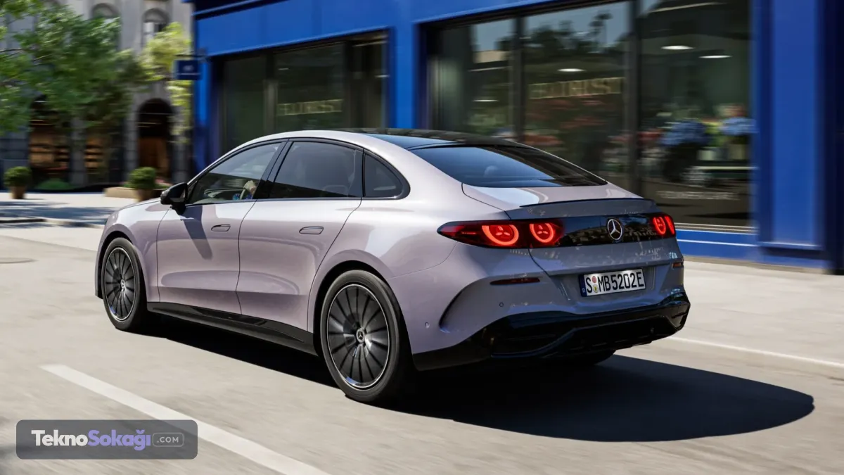 Almanya'da fiyatı 72.700 dolardan başlıyorC 300 4Matic'in Almanya pazarındaki başlangıç fiyatı yaklaşık 72.700 dolar olarak açıklandı.C 400 4Matic ise yaklaşık 78.200 dolarlık fiyat etiketi taşıyor. İki model arasındaki fark yaklaşık 5.500 dolar seviyesinde.Her iki modelin standart donanım listesi büyük ölçüde benzerlik gösteriyor. Havalı süspansiyon, ön yolcu ekranı ve 18 inç üzerindeki jant seçenekleri ise opsiyon listesinde yer alıyor.