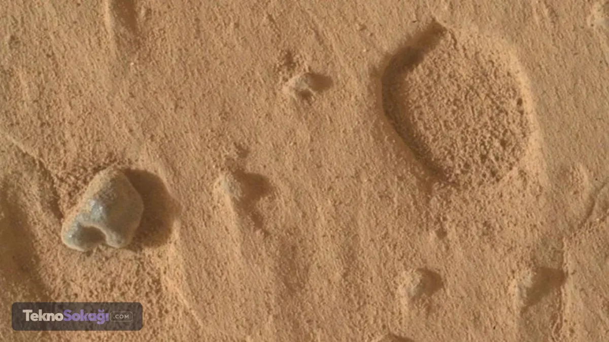 NASA'nın Mars'taki aracından şaşırtan keşif: Kayalarda gizemli delikler bulundu