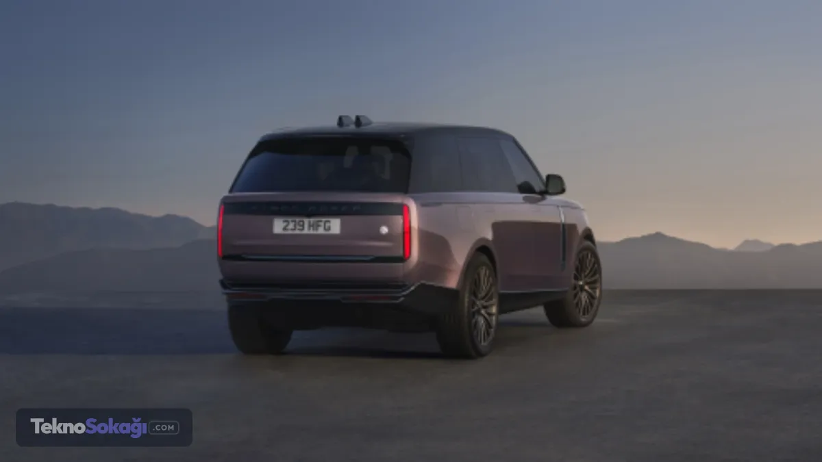 Jaguar Land Rover'ın uzun süredir üzerinde çalıştığı tamamen elektrikli Range Rover sonunda resmi olarak tanıtıldı.İlk kez Aralık 2023'te duyurulan model, kapsamlı geliştirme ve dayanıklılık testleri nedeniyle planlanandan daha geç yollara çıkıyor. Marka, elektrikli Range Rover'ın yalnızca lüks bir SUV olarak değil, Range Rover'ın arazi karakterini koruyan bir model olarak geliştirildiğini belirtiyor.