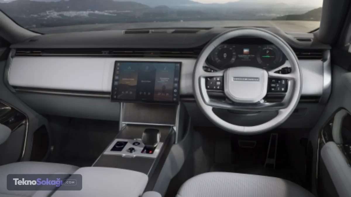 Arazi kabiliyeti elektrikli dönemde de korunuyorJLR, elektrikli Range Rover'ın geliştirilmesinde markanın arazi kimliğinin korunmasına özel önem verildiğini vurguluyor.Güç aktarım kontrol sistemi, elektrik motorlarının hızını yalnızca 50 milisaniye içerisinde ayarlayabiliyor. Marka bu sistemin, kaymayı geleneksel içten yanmalı güç aktarma sistemlerine kıyasla 100 kat daha hızlı yönetebildiğini belirtiyor.Elektrikli SUV, 45 dereceye kadar tırmanışlarda tek pedalla sürüş özelliği sunuyor. Ayrıca araç 900 milimetre derinliğindeki sulardan geçebiliyor.