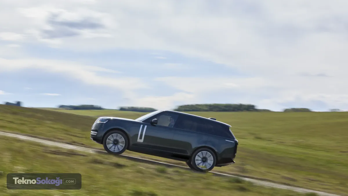 Geliştirme sürecinde yüzlerce patentElektrikli Range Rover'ın geliştirme süreci de oldukça kapsamlı testlerle gerçekleştirildi.Bataryalar, eksi 40 ile artı 90 derece arasındaki sıcaklıklarda titreşim ve darbe testlerine tabi tutuldu. Fiziksel testlerde araçların kat ettiği toplam mesafenin dünyanın çevresini 38 kez dolaşmaya eşdeğer olduğu belirtildi.Bunun yanında 250 binden fazla saat dijital simülasyon gerçekleştirildi.JLR, modelin geliştirilmesi kapsamında 300'den fazla patent başvurusunda bulunduğunu açıkladı.