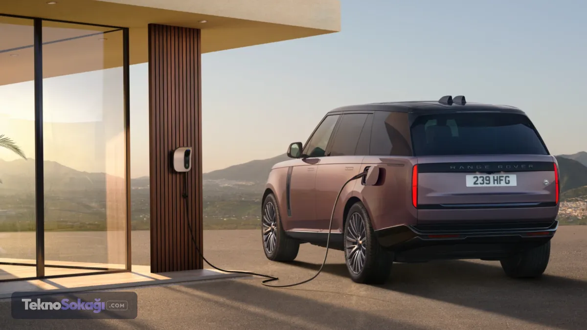Elektrikli Range Rover'a 8 yıl garantiYoğun dayanıklılık testlerinin ardından elektrikli Range Rover için 8 yıl veya 160 bin kilometre garanti sunuluyor.Fiyatı 138 bin dolardan başlıyorElektrikli Range Rover'ın fiyatı pazara göre farklılık gösteriyor.ABD'de giriş seviyesi SE donanımının fiyatı 138 bin dolar olarak açıklandı. Bu rakama 2.550 dolarlık teslimat ve varış ücreti de ekleniyor.İngiltere'de ise siparişe açılan giriş seviyesi Autobiography versiyonu yaklaşık 208 bin dolardan başlıyor. Uzun aks mesafeli SV Black versiyonunun fiyatı ise yaklaşık 304 bin dolara ulaşıyor.Ultra versiyonlarının fiyatı ise özel talep üzerine belirleniyor.