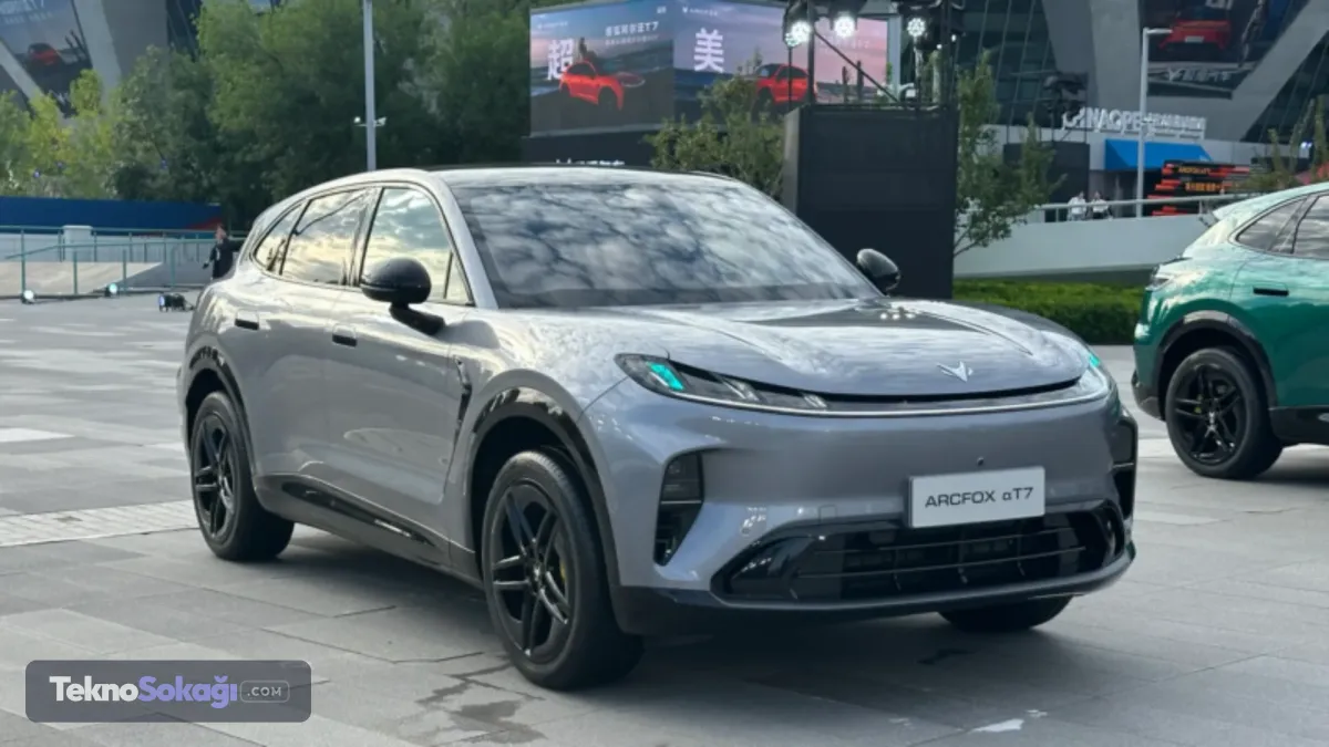 BAIC bünyesinde faaliyet gösteren elektrikli otomobil üreticisi Arcfox, orta-büyük SUV segmentindeki yeni modeli Alpha T7'yi Çin'de satışa sundu.16 Eylül 2026'da satışa çıkan model, tamamen elektrikli (BEV) ve menzil artırıcılı (EREV) olmak üzere iki farklı güç seçeneğiyle sunuluyor. Dokuz farklı donanım paketi bulunan Alpha T7, uygun fiyatıyla kısa sürede yoğun ilgi gördü.Modelin satışa çıkmasının ardından ilk 60 dakika içinde 30 binden fazla kesin sipariş verildiği açıklandı.
