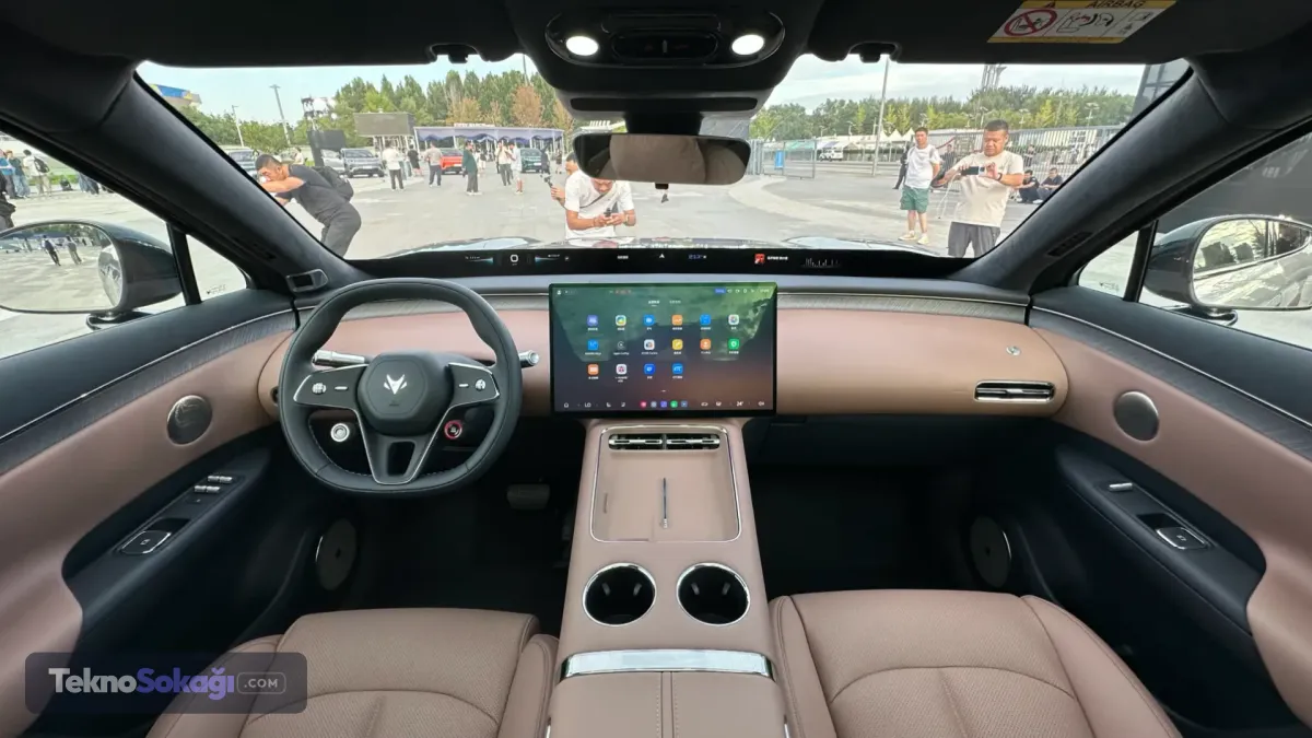Elektrikli versiyonda 715 kilometre menzilTamamen elektrikli Alpha T7, 800V silisyum karbür (SiC) yüksek voltaj mimarisiyle geliyor.Tek elektrik motorundan 227 kW, yani 304 beygir güç alan modelde CATL üretimi 72,8 ve 84,8 kWh kapasiteli LFP bataryalar kullanılıyor.CLTC ölçüm standardına göre bu seçenekler sırasıyla 650 ve 715 kilometre menzil sunuyor. 800V altyapı sayesinde 10 dakikalık şarjla 270 kilometrelik menzil kazanımı sağlanabiliyor.Menzil artırıcılı versiyon 1.315 kilometreye ulaşıyorEREV versiyonda ise 1,5 litrelik benzinli jeneratör motoruna 200 kW, yani 268 beygir güç üreten elektrik motoru eşlik ediyor.43,9 kWh kapasiteli CATL bataryaya sahip model, yalnızca elektrik gücüyle 320 kilometre menzil sunuyor. Toplam karma menzil ise 1.315 kilometre olarak açıklanıyor.Fiyatı 19.500 dolardan başlıyorAlpha T7'nin menzil artırıcılı versiyonları 19.500 dolardan başlayan fiyatlarla satışa sunuluyor. Bu seçenekte en üst donanımın fiyatı 24.100 dolara kadar çıkıyor.Tam elektrikli versiyonların fiyatları ise 20 bin dolardan başlıyor. En üst seviye 715 Ultra Qiankun versiyonu 24.800 dolarlık fiyat etiketi taşıyor.Menzil artırıcılı versiyonlar:1315 Plus: 19.500 dolar1315 Max: 21.300 dolar1315 Max Qiankun: 22.600 dolar1315 Ultra Qiankun: 24.100 dolarTam elektrikli versiyonlar:650 Plus: 20.000 dolar715 Max: 22.000 dolar715 Max Qiankun: 23.400 dolar715 Ultra: 23.500 dolar715 Ultra Qiankun: 24.800 dolar