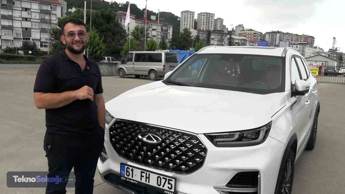Rize’de yaşayan 32 yaşındaki Hasan Gültepe, 2024 yılının Mart ayında Chery yetkili bayisinden sıfır kilometre bir TIGGO 8 Pro satın aldı. Yaklaşık iki yıl boyunca kullandıktan sonra ilk kez bir şeylerin ters gittiğini fark etti. Otomobilin kaputunda boya atmaları ve kabarmalar gören Gültepe, durumu yetkili servise bildirdi.