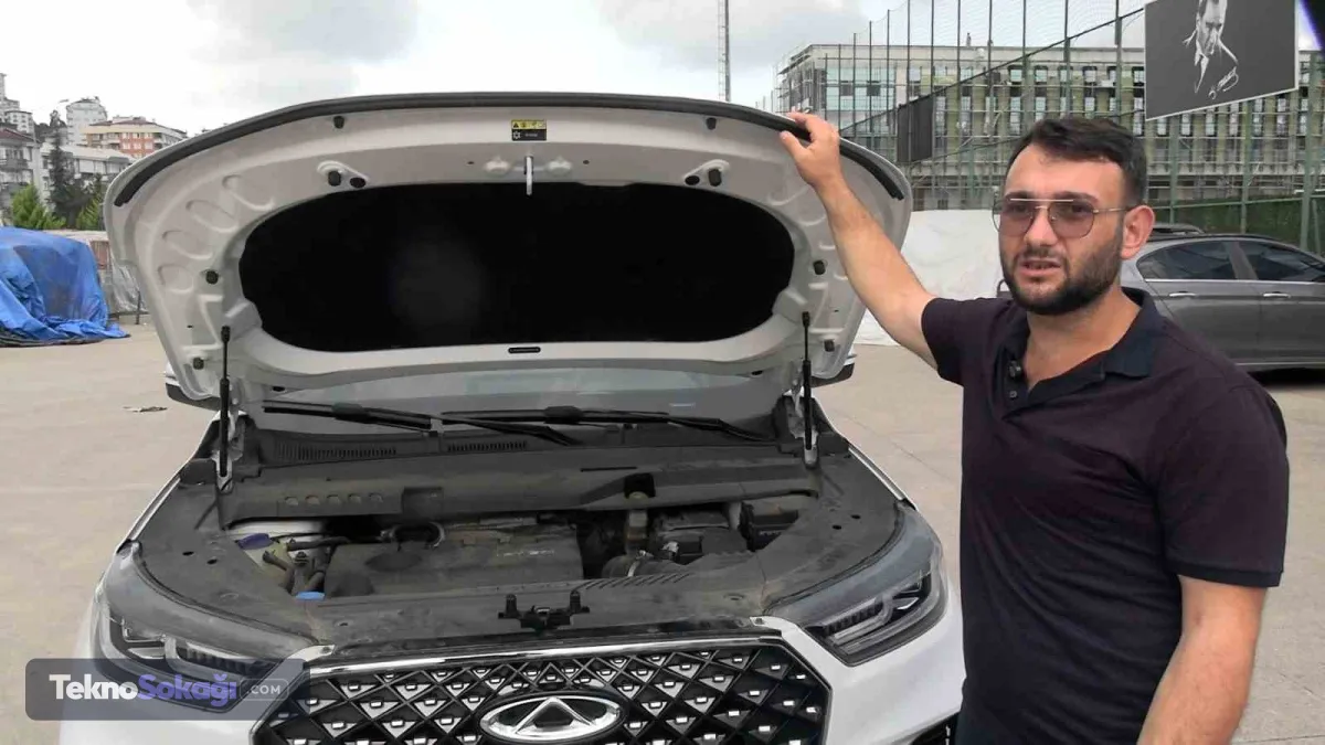 Chery’nin sunroof bölümünden su aldığı tespit edildiHasan Gültepe, kaputtaki boya probleminin yanı sıra Chery TIGGO 8 Pro’nun sunroof bölümünden su aldığını da belirtti. Yetkili serviste yapılan incelemede sunroof fitilinde açıklık bulunduğu ve su sızıntısının buradan kaynaklandığı tespit edildi. Servis kayıtlarına da yansıyan sorunun ardından sunroof fitili değiştirildi. Ancak Gültepe'nin iddiasına göre, aracın bu bölümünde gerçekleştirilen işlem sırasında daha önce fark edilmeyen başka bir problem ortaya çıktı.