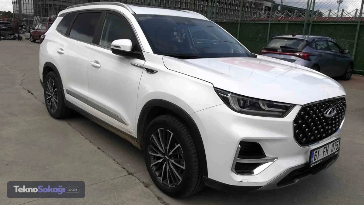 Tavan döşemesi sökülünce paslanma fark edildiChery TIGGO 8 Pro’nun tavan döşemeleri, sunroof fitilinin değiştirilmesi için söküldüğünde tavan sacında paslanmalar görüldü. Gültepe, bu durumun da servis tarafından kayıt altına alındığını belirtti.Araç sahibinin paylaştığı servis belgesine göre tavan sacındaki paslı bölgeler boyanarak işlem tamamlandı. Gültepe ise sıfır kilometre satın aldığı ve henüz yaklaşık iki yıldır kullandığı otomobilde karşılaştığı sorunların bununla sınırlı kalmadığını söyledi.