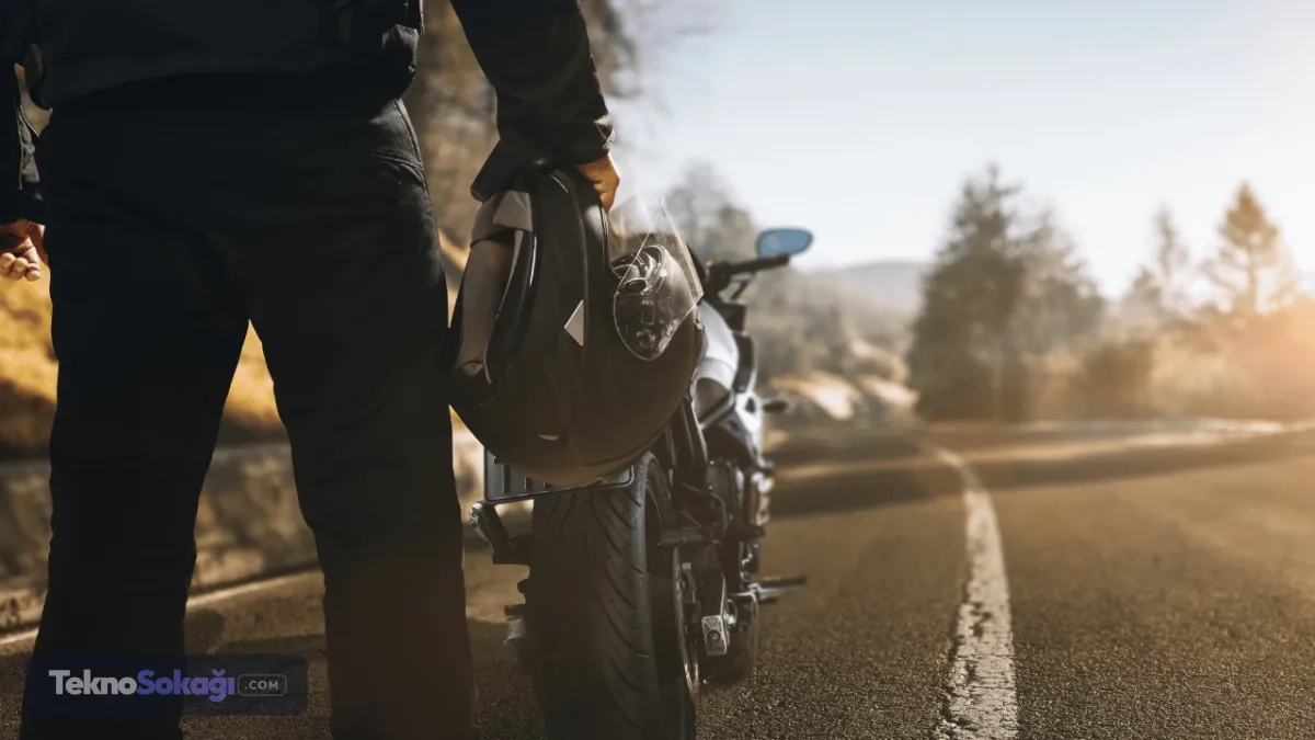 Türkiye'de trafiğe kayıtlı araçlara ilişkin veriler, motosiklet kullanımındaki dikkat çeken dağılımı ortaya koydu.TÜİK verilerinden derlenen bilgilere göre ağustos ayı itibarıyla Türkiye genelinde 18 milyon 37 bin 907 otomobil ve 7 milyon 608 bin 433 motosiklet trafiğe kayıtlı bulunuyor.Motosiklet sayısının otomobilleri geçtiği il sayısı ise 7 oldu.