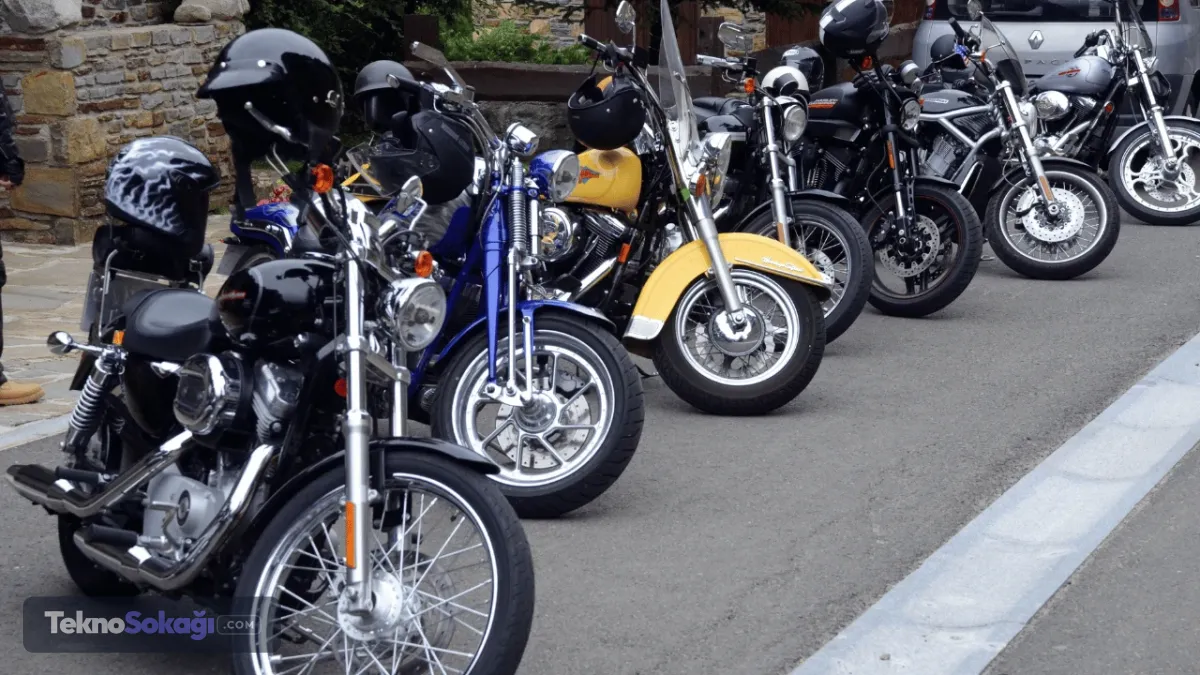 En fazla motosiklet İstanbul'da, en az Ardahan'daVeriler motosiklet sayıları açısından incelendiğinde, il bazında en fazla motosiklet 971 bin 480 ile İstanbul'da bulunurken, bu ili 563 bin 170 ile Antalya, 549 bin 833 ile İzmir takip etti.En az motosiklet ise Ardahan'da yer aldı. Toplam 1455 motosikletin bulunduğu Ardahan'ı bu kategoride 2 bin 113 ile Tunceli, 2 bin 348 ile Hakkari, 2 bin 602 ile Bingöl izledi.