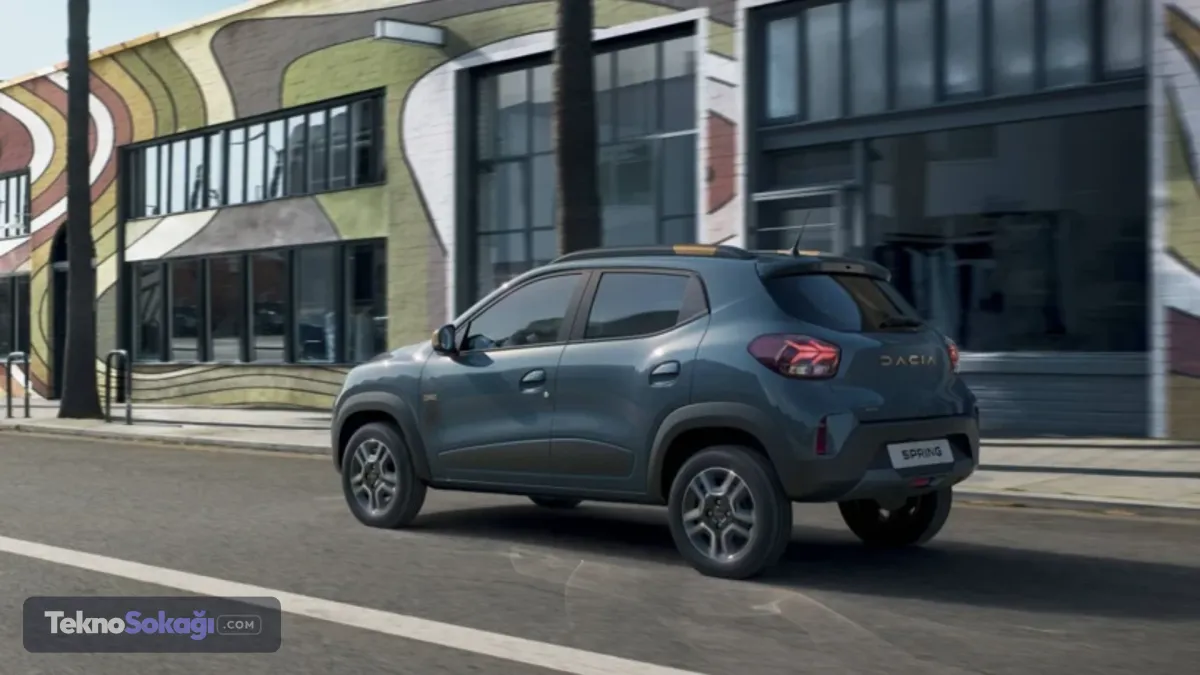 Yeni Dacia Spring Avrupa'da üretilecekDacia, Spring modelinde üretim stratejisini de değiştiriyor. İlk nesli Çin'de üretilen elektrikli otomobilin yeni neslinin üretimi Avrupa'ya taşınıyor.İkinci nesil Dacia Spring'in Slovenya'da üretilmesi planlanıyor. Bu değişiklik, Türkiye pazarı açısından otomobilin maliyet yapısında önemli bir avantaj sağlayabilir.Çin'den ithal edilen elektrikli otomobillere uygulanan ek maliyetlerden etkilenmeyecek olması, yeni Spring'in Türkiye'de daha rekabetçi bir fiyatla satışa sunulabileceği beklentisini güçlendiriyor.