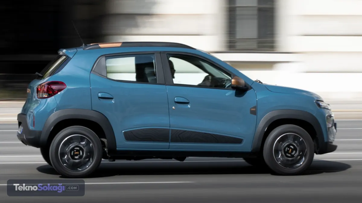 Türkiye'ye 2027'nin başında gelmesi bekleniyorDacia Spring, Avrupa'da bugüne kadar yaklaşık 210 bin müşteriye ulaştı. Model, markanın uygun fiyatlı elektrikli otomobil stratejisinde önemli bir konuma sahip bulunuyor.İkinci nesil Spring ile birlikte Dacia'nın bu modeli Türkiye pazarında da daha güçlü şekilde konumlandırması bekleniyor.Mevcut planlamalara göre yeni Dacia Spring'in 2027 yılının ilk aylarında Türkiye'de satışa sunulması hedefleniyor. Modelin yaklaşık 1 milyon TL civarında bir başlangıç fiyatına sahip olabileceği öngörülüyor.