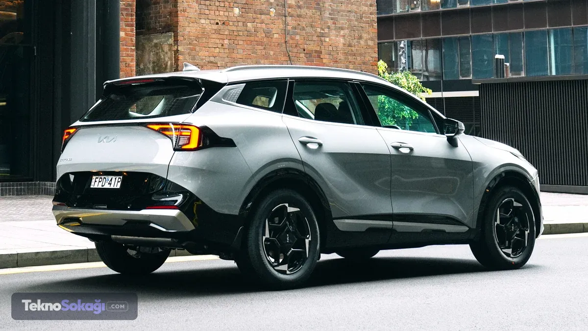 180 beygirlik 1.6 turbo motorYeni Kia Sportage'ın kaputunun altında 1,6 litrelik dört silindirli turbo benzinli motor görev yapıyor.Motor, 180 beygir güç ve 265 Nm tork üretiyor. Güç ünitesi, çift kavramalı şanzıman yerine tork konvertörlü 8 ileri otomatik şanzımanla eşleştiriliyor.Model, iki tekerlekten çekişli ve dört tekerlekten çekişli seçeneklerle tercih edilebiliyor.