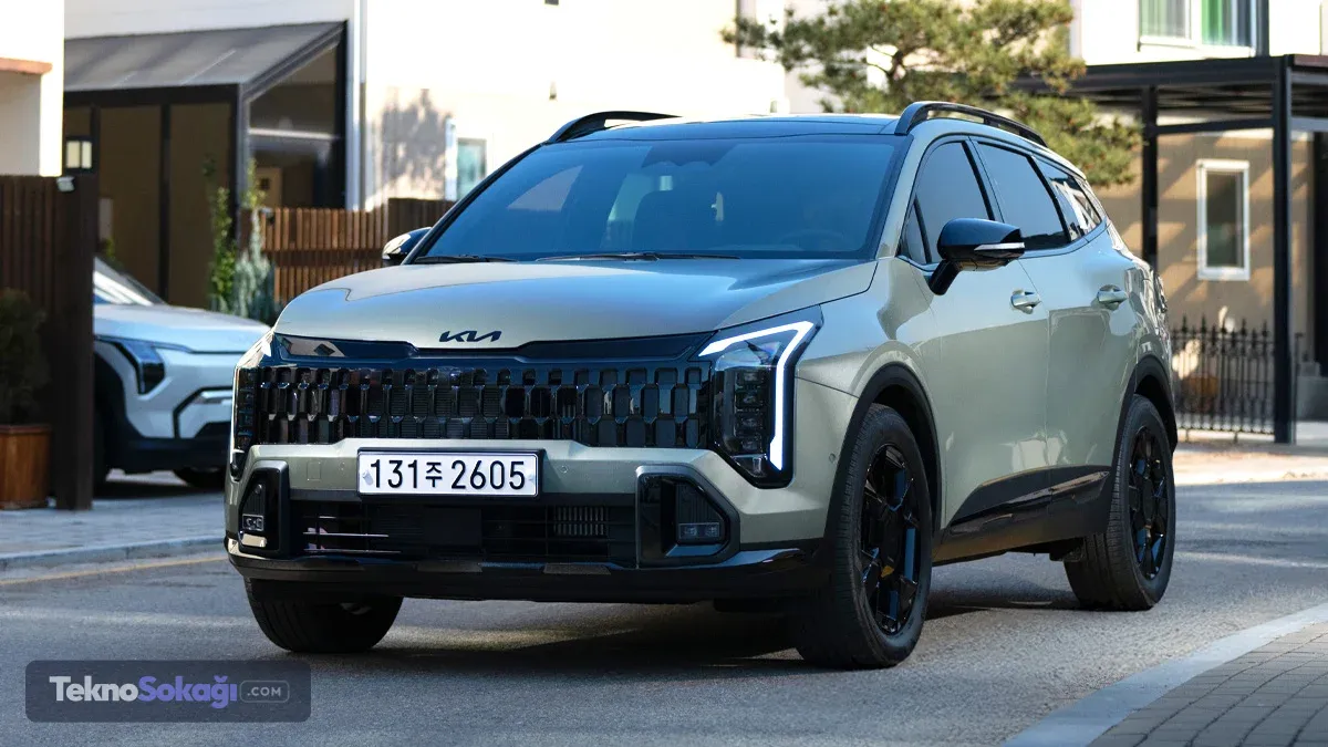 Geniş aile SUV'u ölçüleri2027 Kia Sportage'ın uzunluğu 4.685 milimetre, genişliği ise 1.865 milimetre olarak açıklandı.Aracın yüksekliği donanım seviyesine göre 1.660 ile 1.680 milimetre arasında değişiyor.Sportage'ın aks mesafesi ise 2.755 milimetre. Bu ölçü, özellikle arka koltuk yolcularına sunulan yaşam alanı açısından kompakt SUV segmentinde önemli bir avantaj sağlıyor.