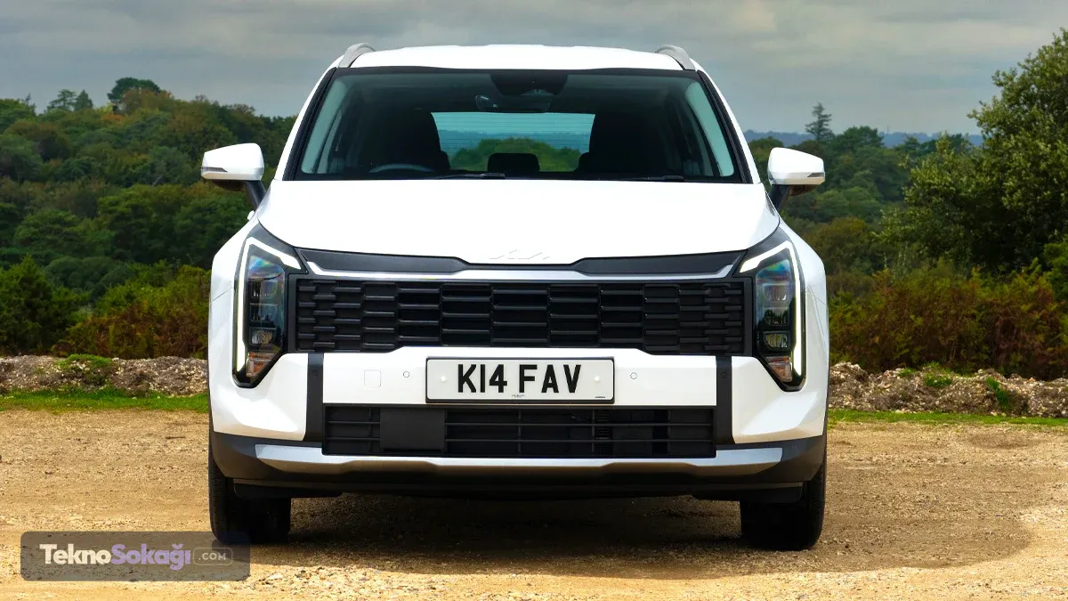 Yakıt tüketimi çekiş sistemine göre değişiyorİki tekerlekten çekişli 2027 Kia Sportage 1.6 Turbo'nun karma yakıt tüketimi fabrika verilerine göre 100 kilometrede 8,1 ila 8,7 litre arasında bulunuyor.Şehir içi kullanımda tüketim 8,9 ila 9,6 litre seviyesine çıkarken, şehir dışı kullanımda 100 kilometrede 7,1 ila 7,6 litre benzin tüketiliyor.Dört tekerlekten çekişli versiyonda ise tüketim değerleri daha yüksek.AWD Sportage'ın karma tüketimi 100 kilometrede 9 ila 9,5 litre, şehir içi tüketimi 10 ila 10,5 litre ve şehir dışı tüketimi ise 7,9 ila 8,3 litre aralığında açıklanıyor.