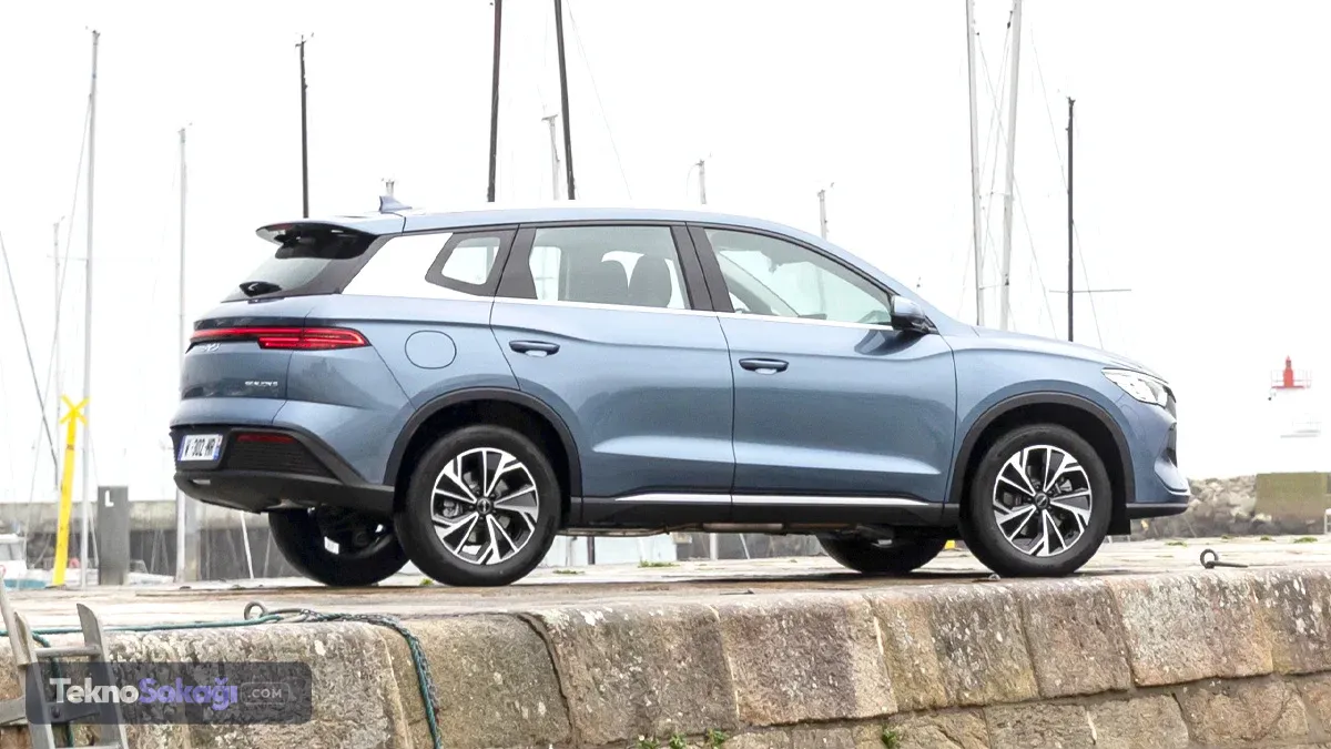 Küresel otomotiv pazarında elektrikli ve hibrit modellerin sayısı artarken, BYD ürün gamına yeni bir SUV eklemeye hazırlanıyor.Çinli üreticinin şarj edilebilir hibrit teknolojisini kullanan yeni modeli Sealion 5 DM-i, yüksek menzil ve elektrikli sürüş kapasitesiyle dikkat çekiyor.Model, BYD'nin DM-i olarak adlandırdığı hibrit mimariyle donatılıyor.