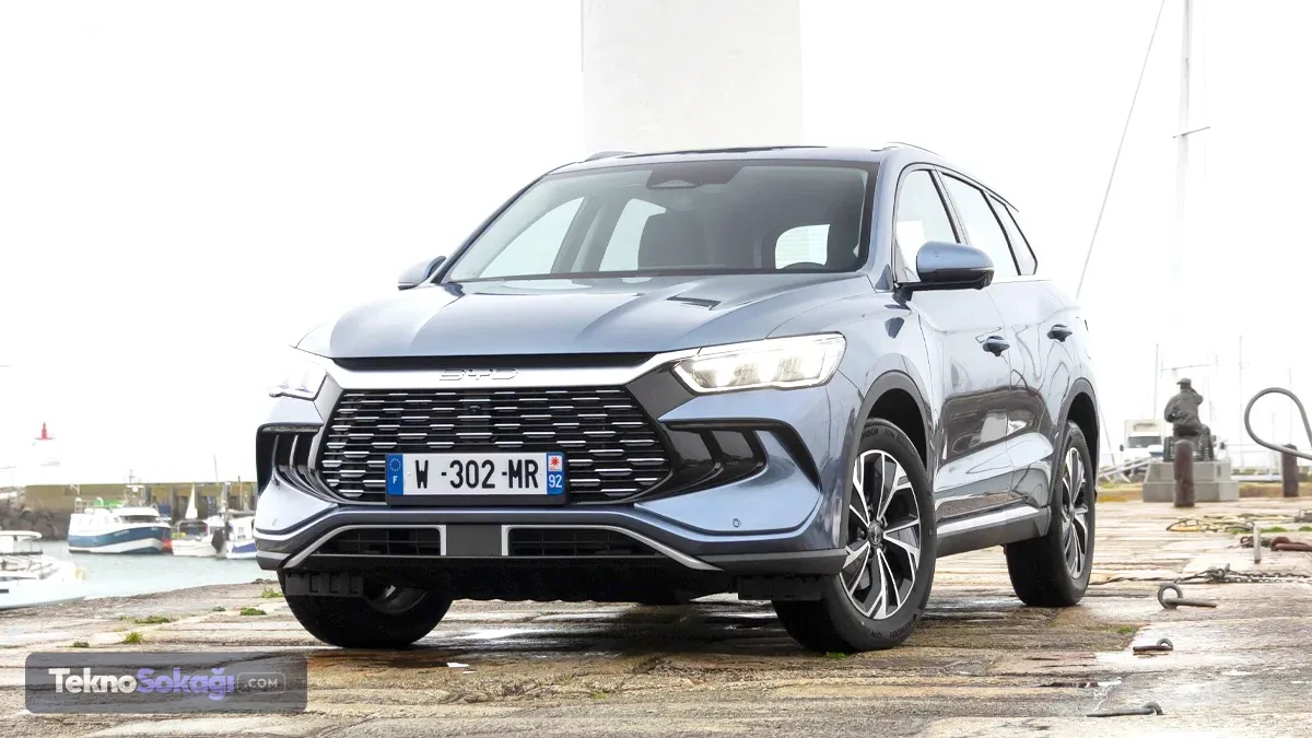 Benzinli motor ve elektrikli motor birlikte çalışıyorBYD Sealion 5 DM-i'nin güç sisteminde 1,5 litrelik dört silindirli doğal emişli Atkinson çevrimli benzinli motor bulunuyor.98 beygir güç ve 125,5 Nm tork üreten bu motora, 197 beygir güç ve 300 Nm tork sağlayan elektrik motoru eşlik ediyor.Önden çekişli sistemin toplam kombine gücü ise 212 beygir seviyesine ulaşıyor.Elektrik öncelikli hibrit sistem sayesinde özellikle şehir içi kullanımlarda elektrik motorunun daha fazla devrede olması hedefleniyor.Modelin 0'dan 100 kilometre hıza ulaşma süresi versiyona göre 7,7 ile 8,1 saniye arasında değişiyor.