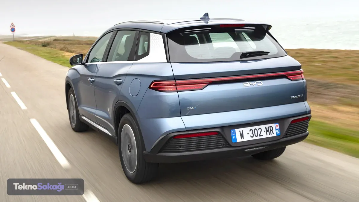 Bin kilometrenin üzerinde toplam menzilYeni SUV'da iki farklı BYD Blade Batarya seçeneği bulunuyor.12,9 kWh kapasiteli batarya, WLTP standartlarına göre yaklaşık 62 kilometre tamamen elektrikli sürüş menzili sunuyor.Daha büyük olan 18,3 kWh kapasiteli bataryada ise WLTP karma kullanımda 86 kilometre, şehir içi kullanımda ise 131 kilometreye kadar elektrikli menzil açıklanıyor.52 litrelik yakıt deposu ve büyük bataryanın tam dolu olduğu koşullarda Sealion 5 DM-i'nin toplam menzilinin 1.030 kilometreye kadar ulaşabildiği belirtiliyor.